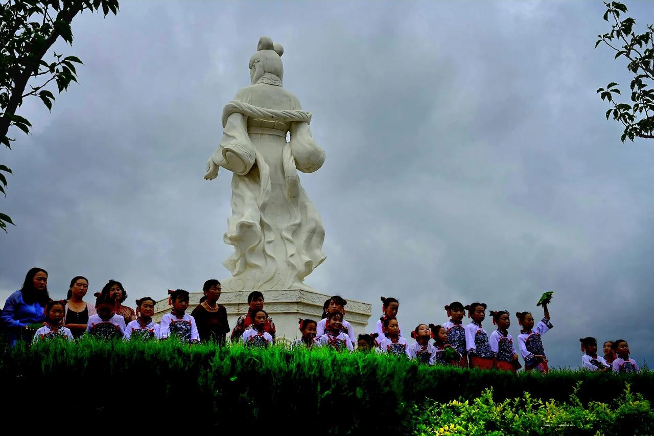 又见“西和乞巧节”
       西汉水畔 ，晚霞湖边，乡土气息浓郁，地方特色鲜