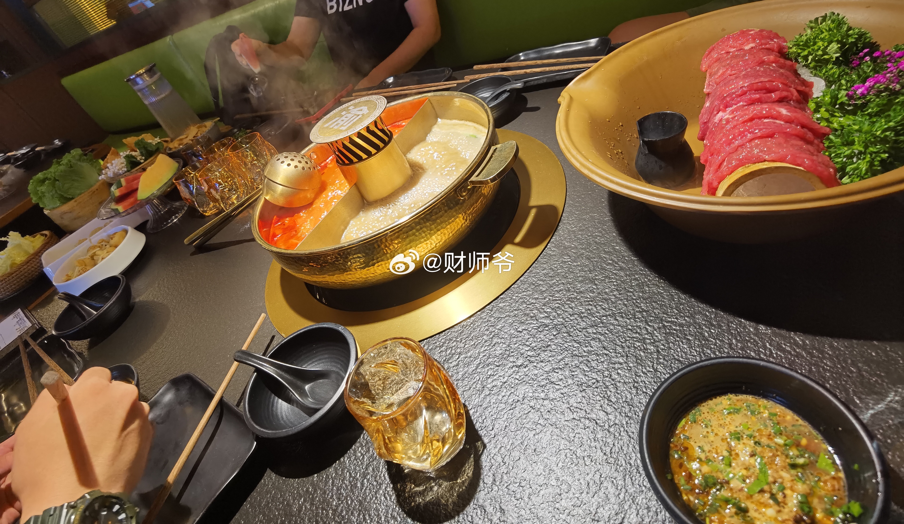 江南的雨天，适合一盆火锅。[偷笑] ​​​
