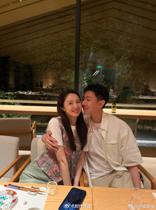 #董璇因好友一句话送她一部手机#【#好友晒董璇张维伊贴脸照#】4月9日，好友发文