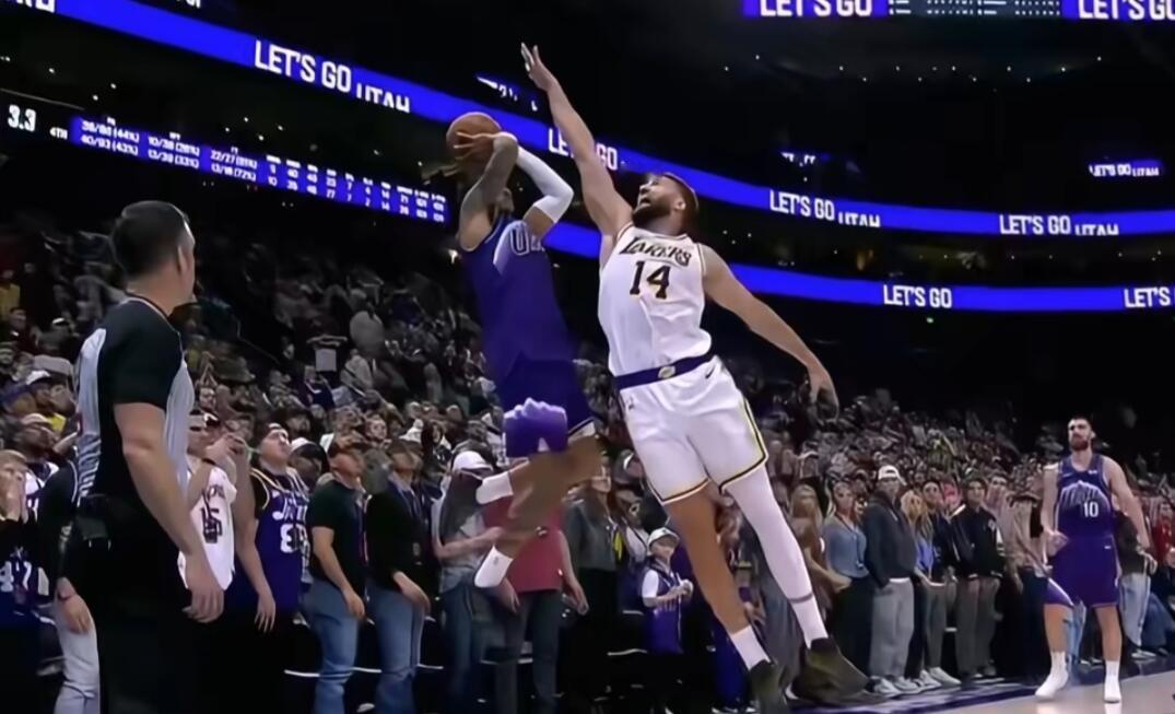 11月24日湖人战爵士，艾顿首节与对手碰撞致右膝挫伤，仅出战13分钟得2分3篮板