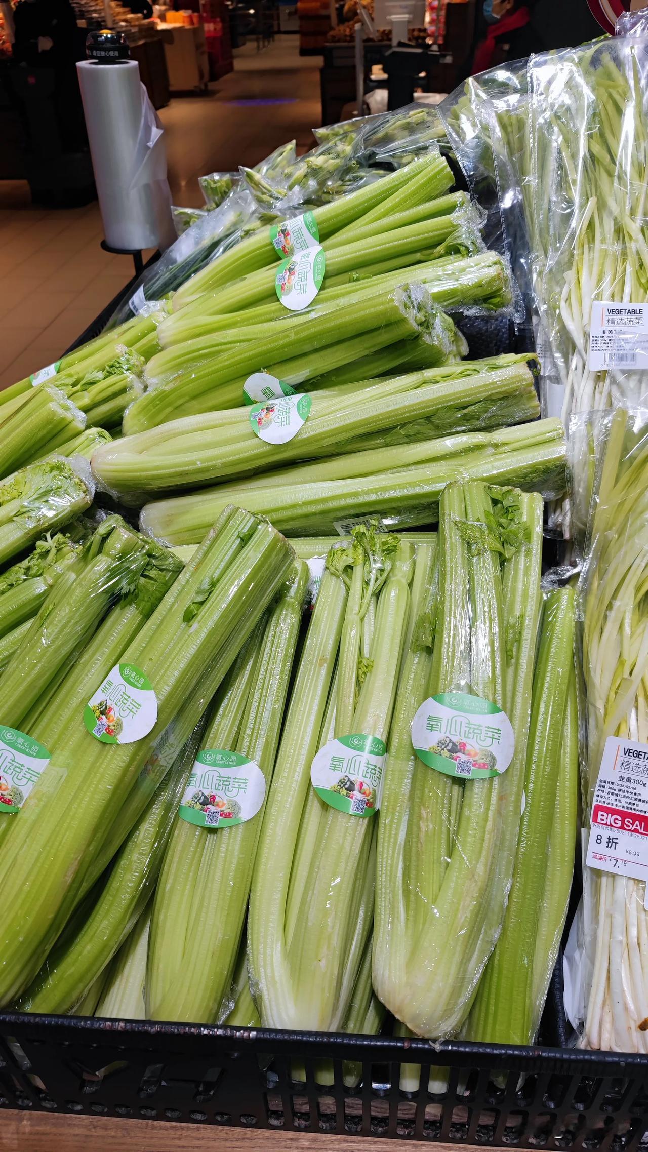 震惊了！西安的超市出售的净菜，竟然不带叶子！

大家都爱吃芹菜，芹菜可以净化肠胃