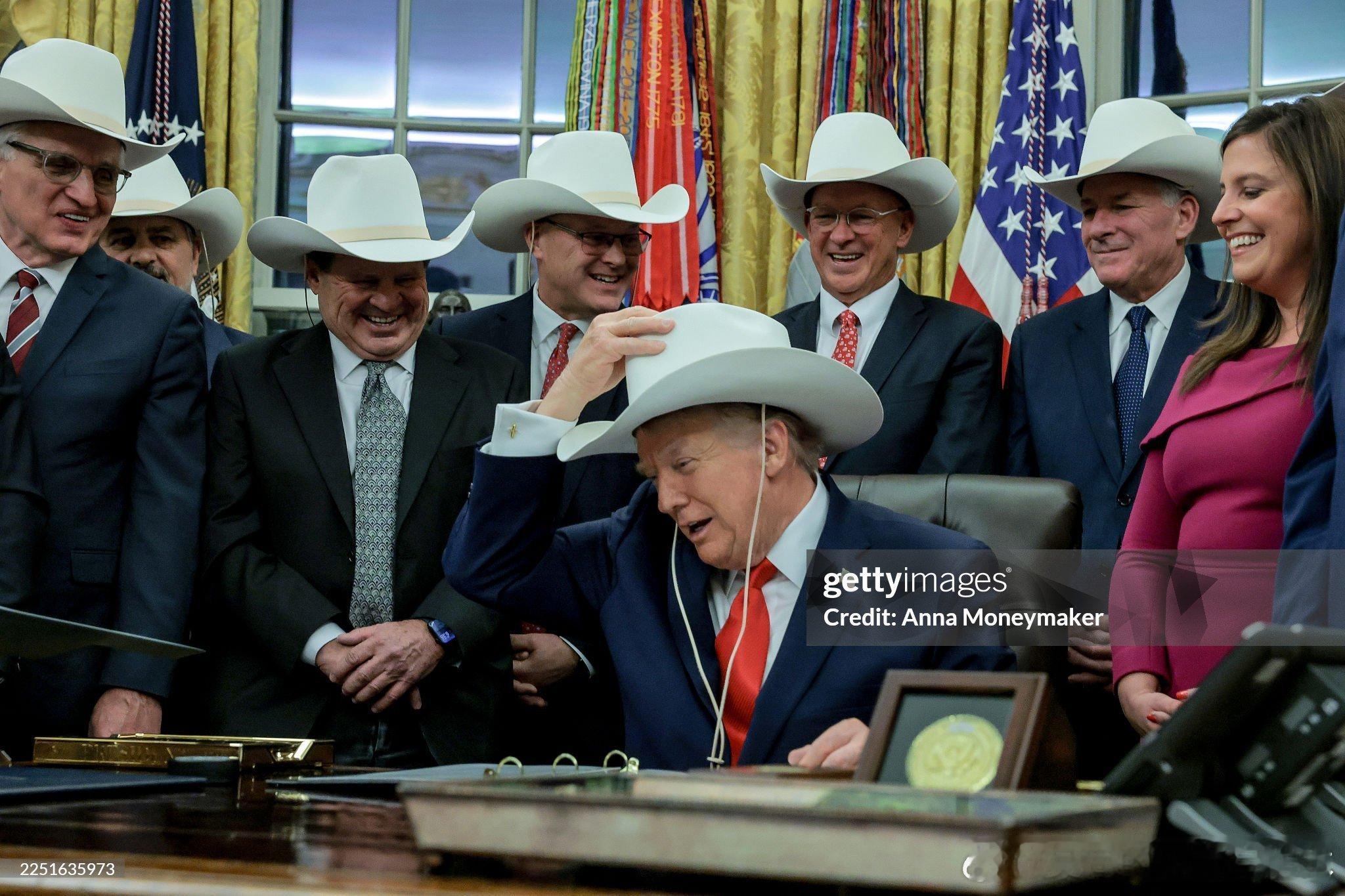 【黄金时代】刚刚公布的几张川普总统在椭圆形办公室戴着牛仔帽的新照片，让民主党人震