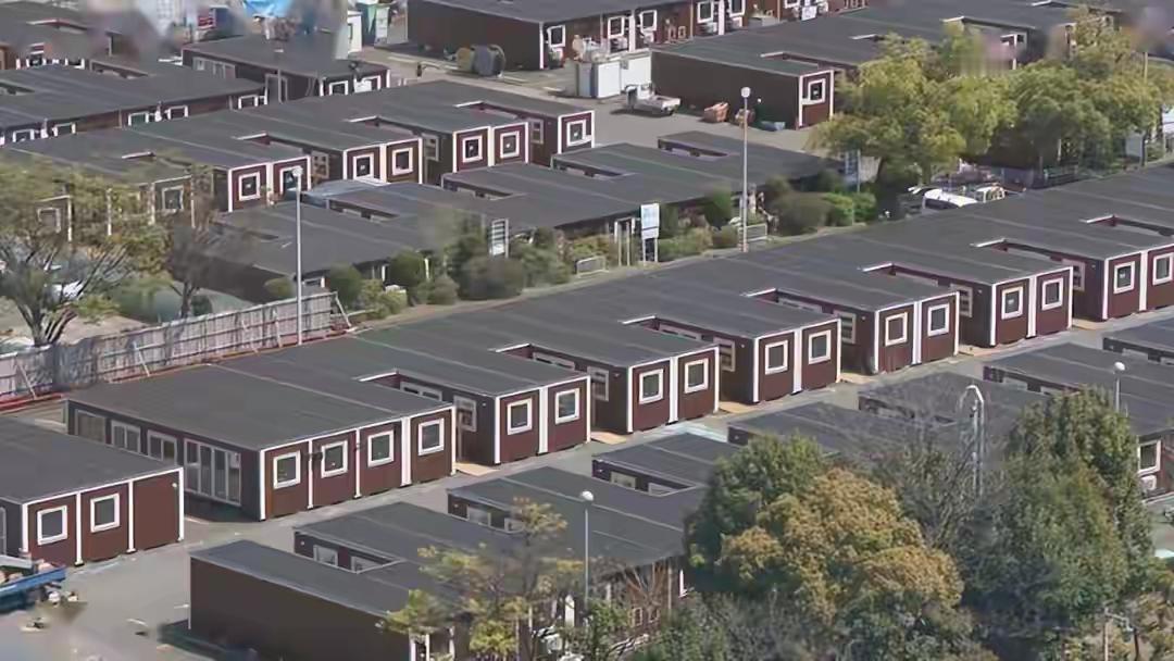 日本亚运会住宿环境照，集装箱改造成房间，三人住一屋一个卫生间
余嘉豪发完亚运村住