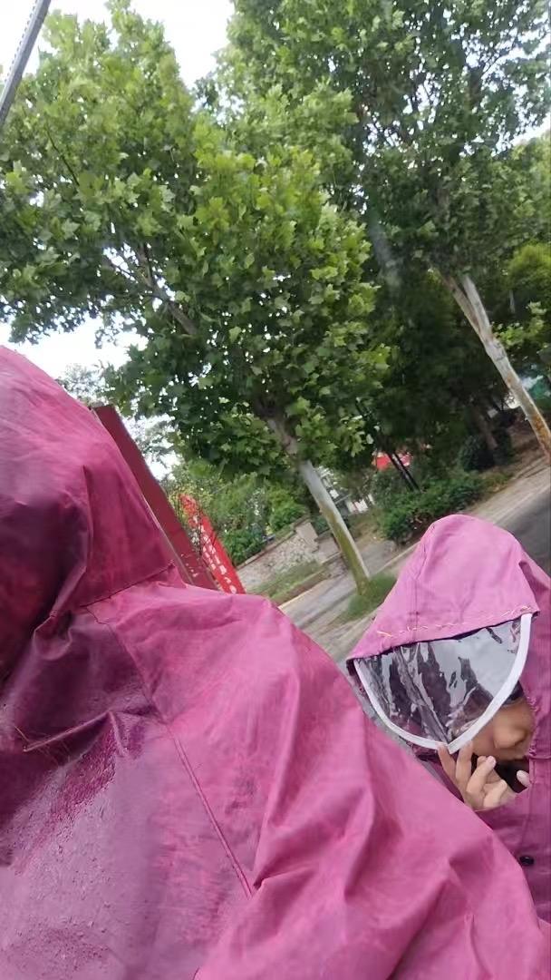 今天早上起床听到了可怕而不想听到的哗哗的雨声，下暴雨，可以不约会，但必须按时上班