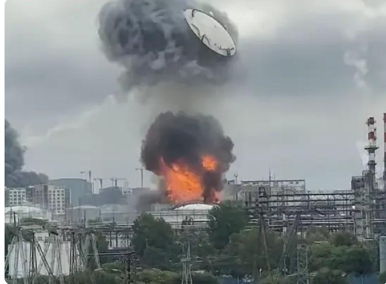 俄罗斯炼油厂被炸，离市中心仅15公里，伤害性不小，侮辱性更大！把普老爷子气炸了俄