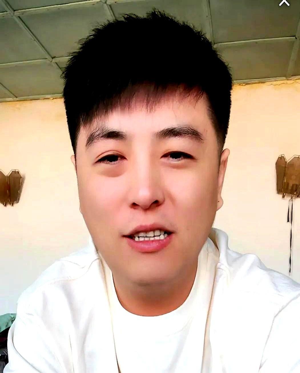 直播圈又出大瓜！

张伦巴凌晨突然甩出一段含沙射影的语音，暗示某李姓导师和二姐私