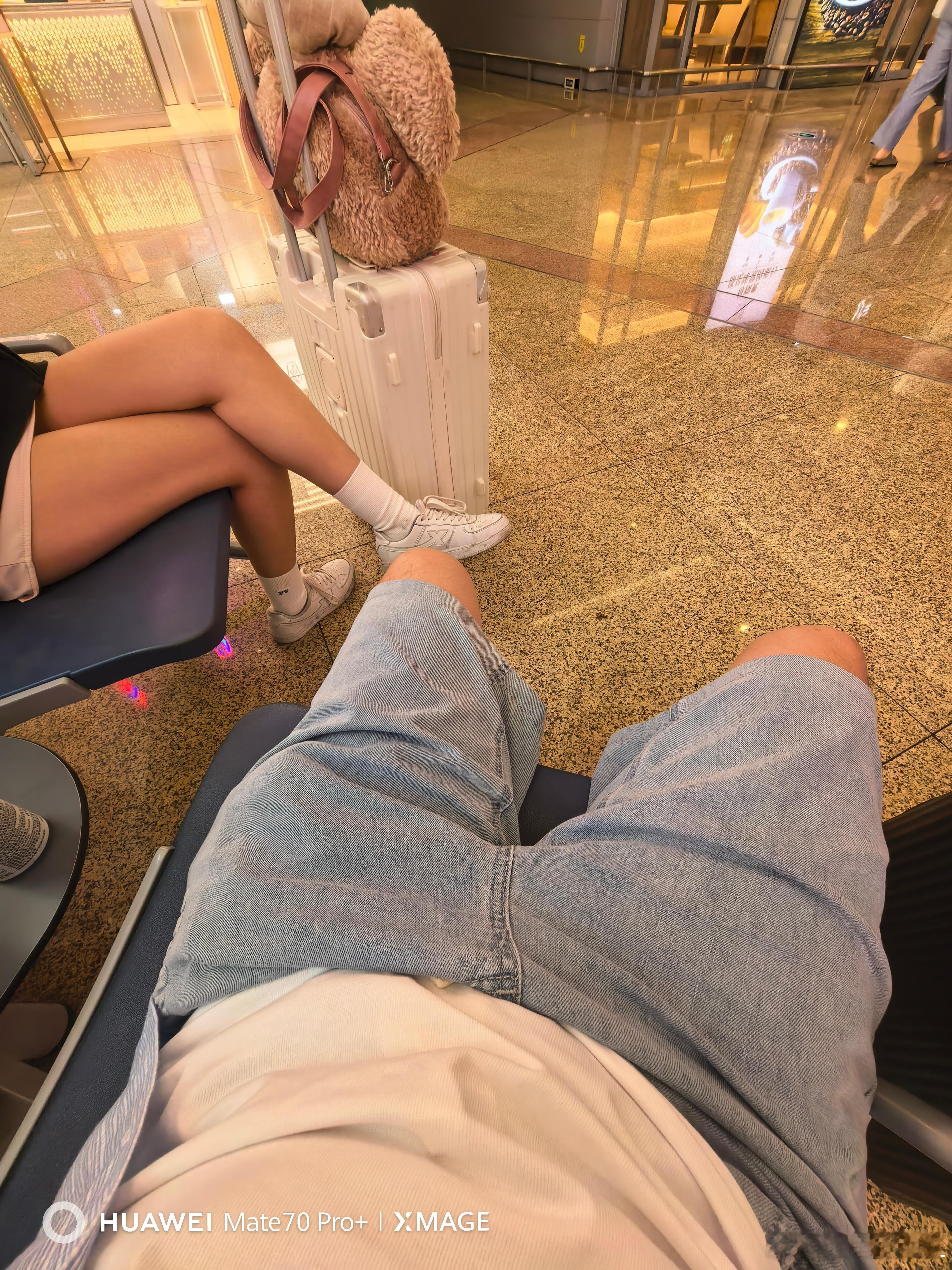 马不停蹄的赶到机场，发现旁边坐了位女士。这位女士翘二郎腿的时候，用脚尖蹭了我膝盖