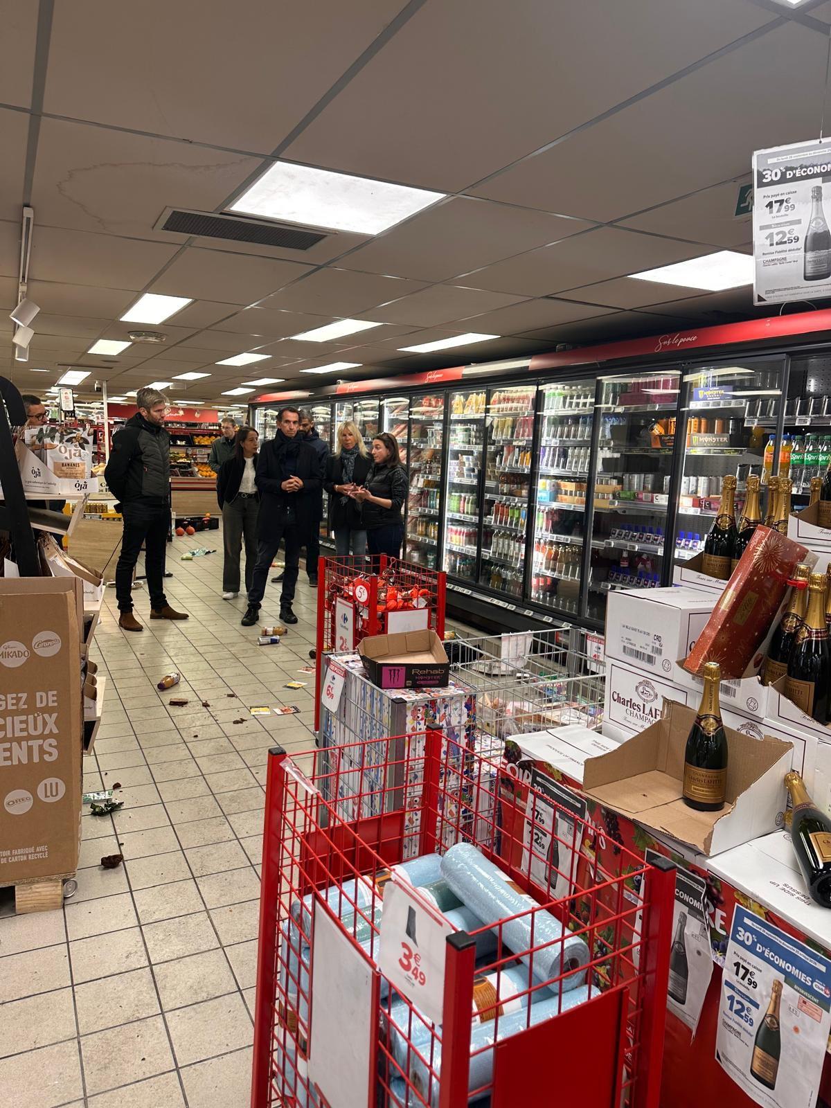 家乐福的高管发声了。他去看了巴黎被洗劫的商店，和店长们站在一起。数据很惨烈：50