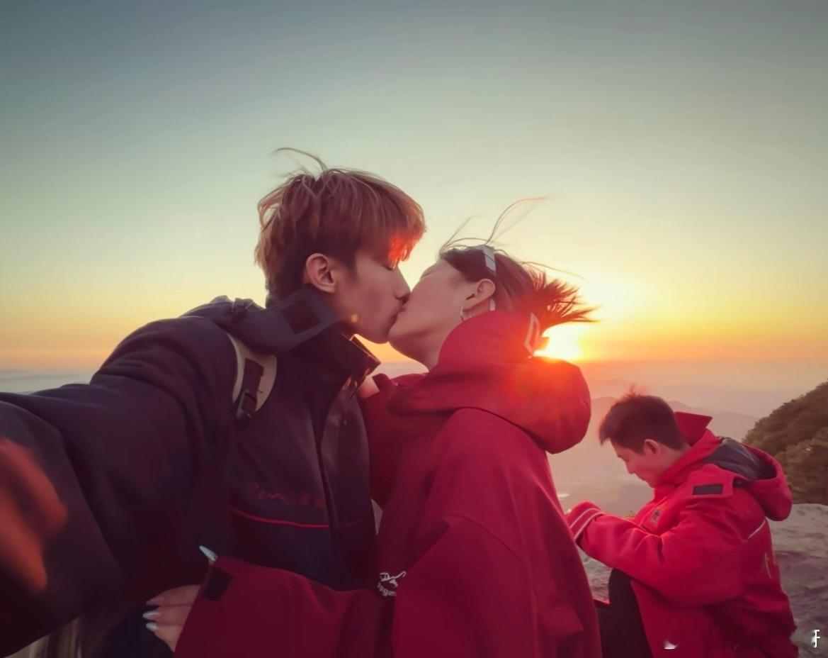 和最爱的女孩登顶泰山啦 ​​​