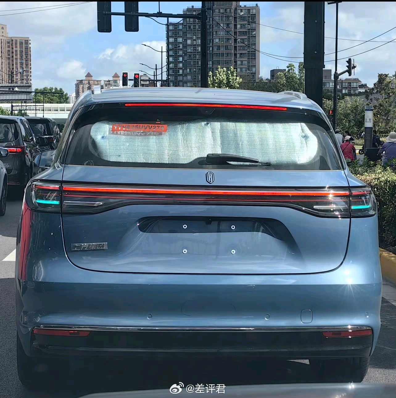 #差评说车# 尚界H5的尾部小蓝灯是融合在主灯组里面的，一边一个。比起别家把小蓝
