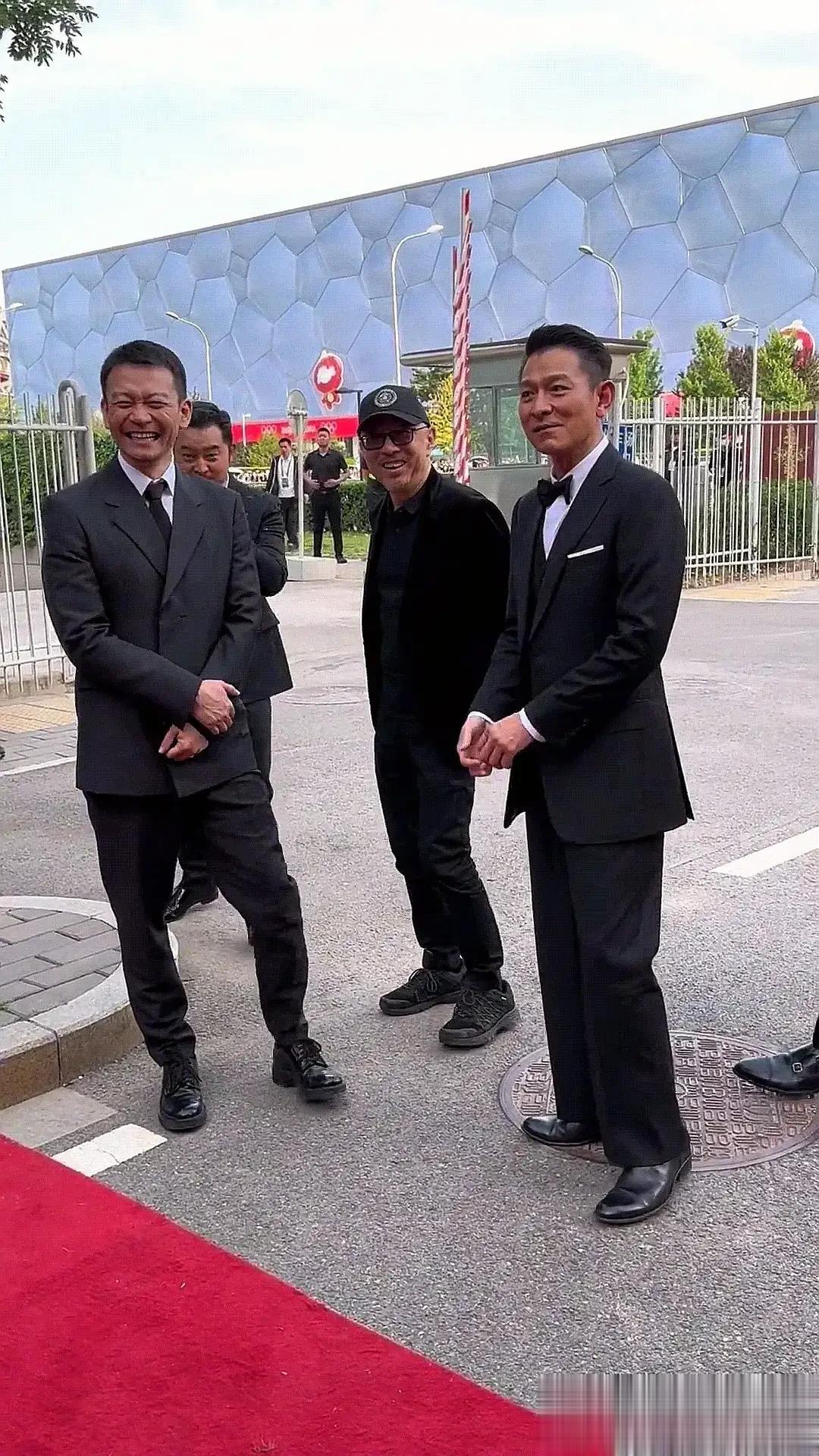 刘德华说了什么话，逗得导演郭帆这么开心，不得不说，华哥这个状态这个精气神真的是无