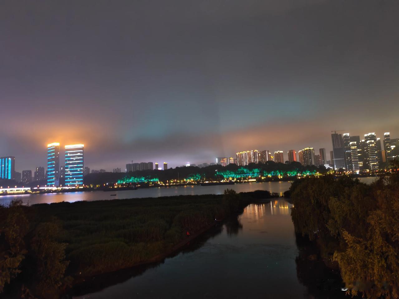 傍晚在潇湘大道河堤上看美丽的长沙夜景
今天晚上在长沙湘江堤上散步，开始没有雨， 