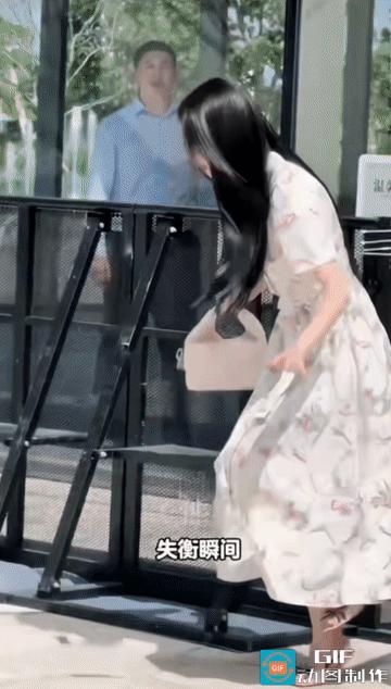 长得好看就是不一样，王楚然差点儿被门槛绊倒，踉跄那一下，随便一个截图就很美。
