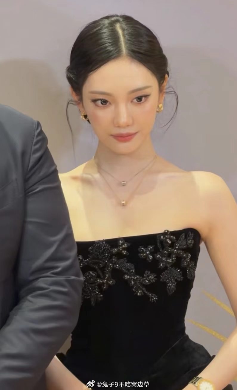 宁艺卓睡了三小时的状态 从躺床上到站台前就隔了几个小时，宁宁今天深圳路透的状态好