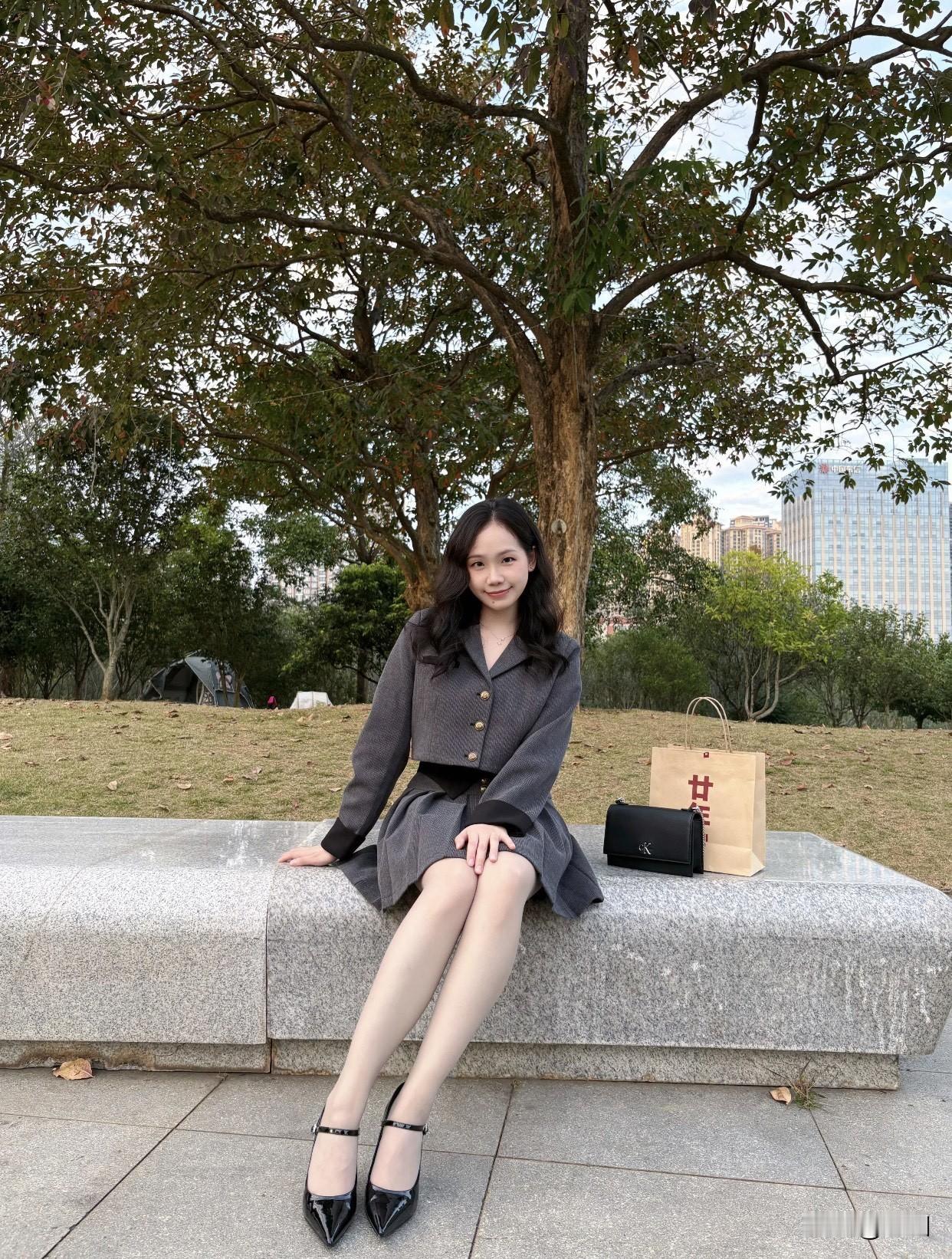 自然+优雅的女人怎么穿衣秋日公园漫步，时尚穿搭与自然美景相得益彰。公园漫步穿搭