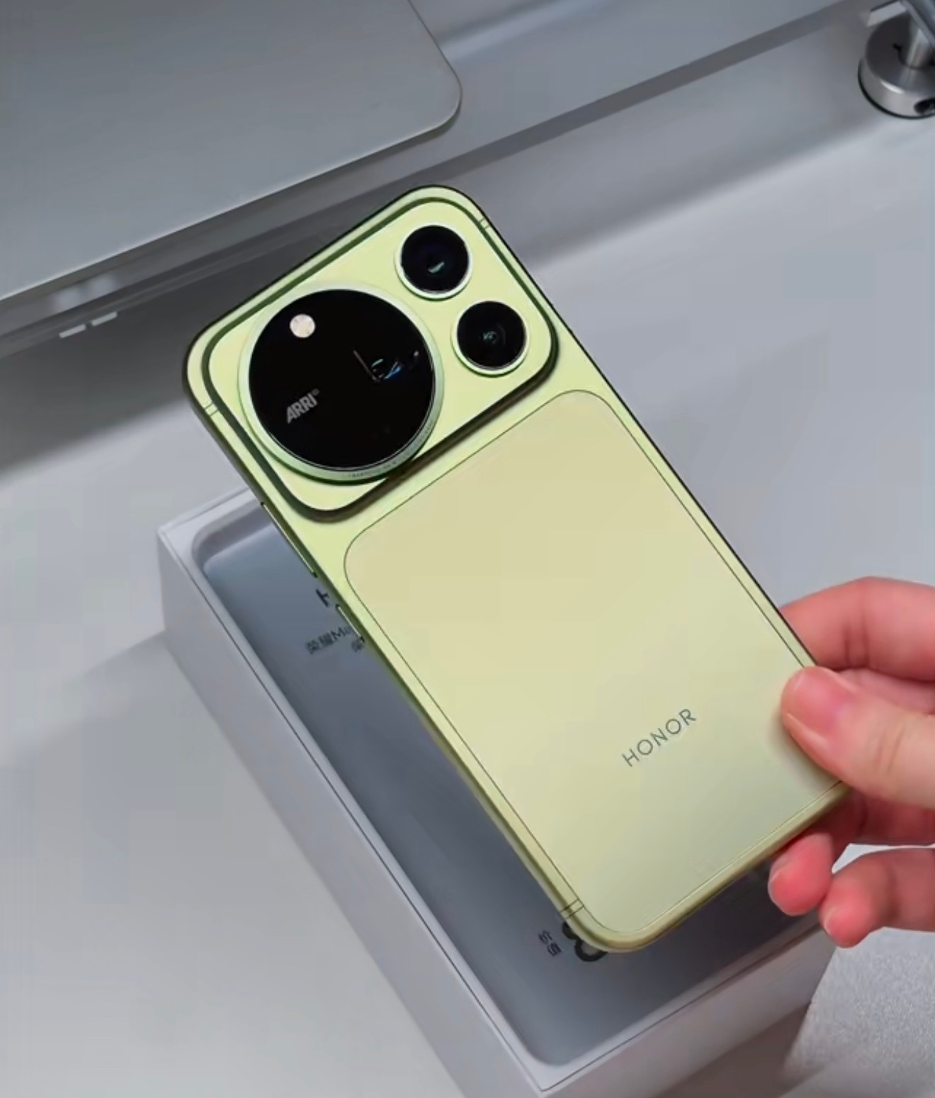 OMG，稳了！当我第一眼看到苔青色配色版的荣耀Magic9 Pro Max真机时