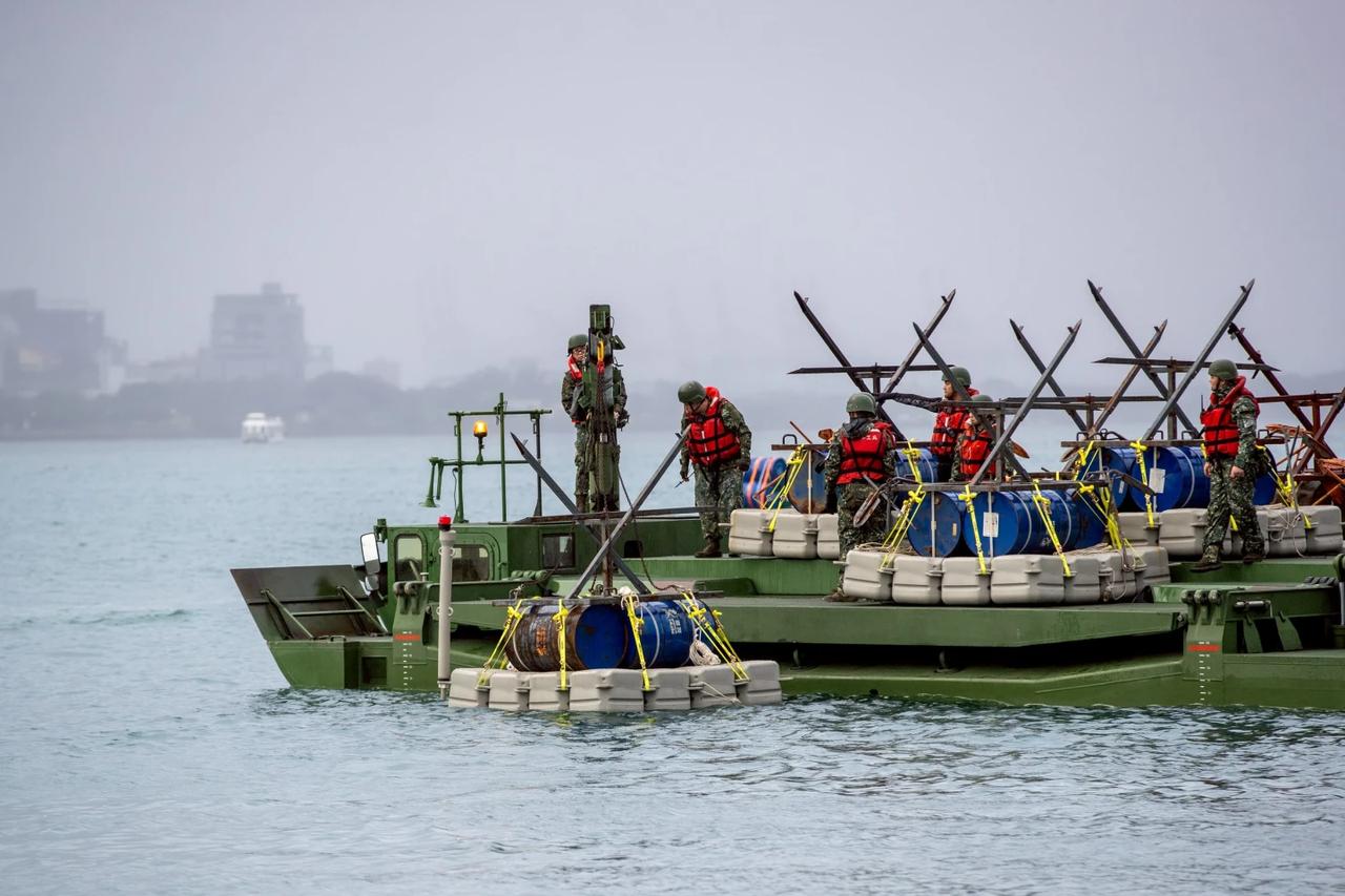 比海带防潜艇还离谱！台军淡水河口放置油桶 妄言反制我方军演！

2025年12月
