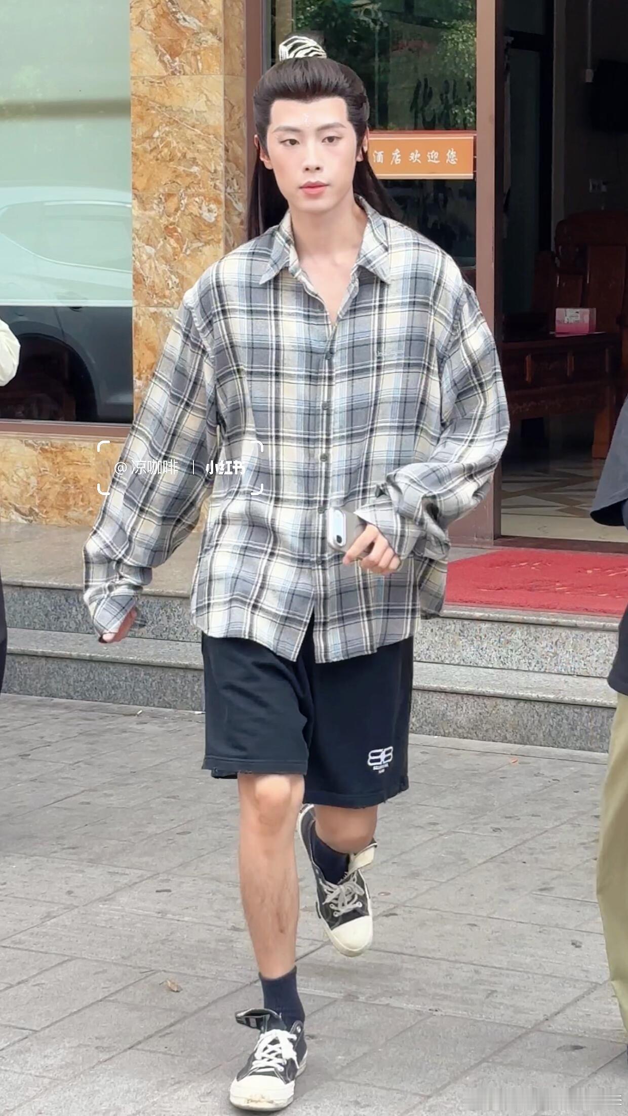 请问这是谁？！[哆啦A梦害怕]不说是柿子妃谁敢认这是董子凡[哆啦A梦害怕]，震华