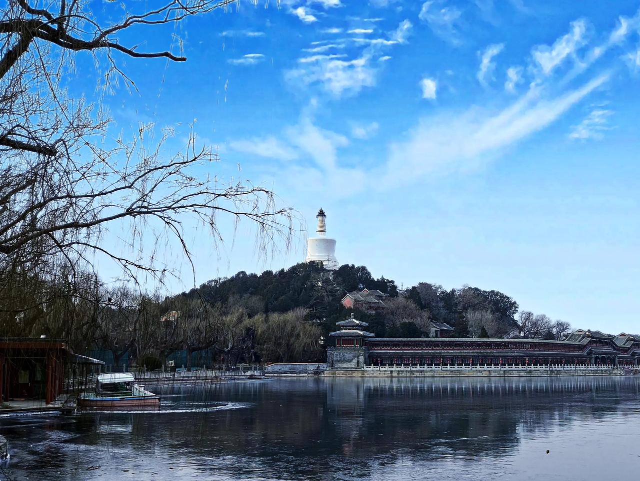 蛇年初三的北海湖面和庙会门前的过街天桥
初三上午去了北海，为的就是看看北海的水面