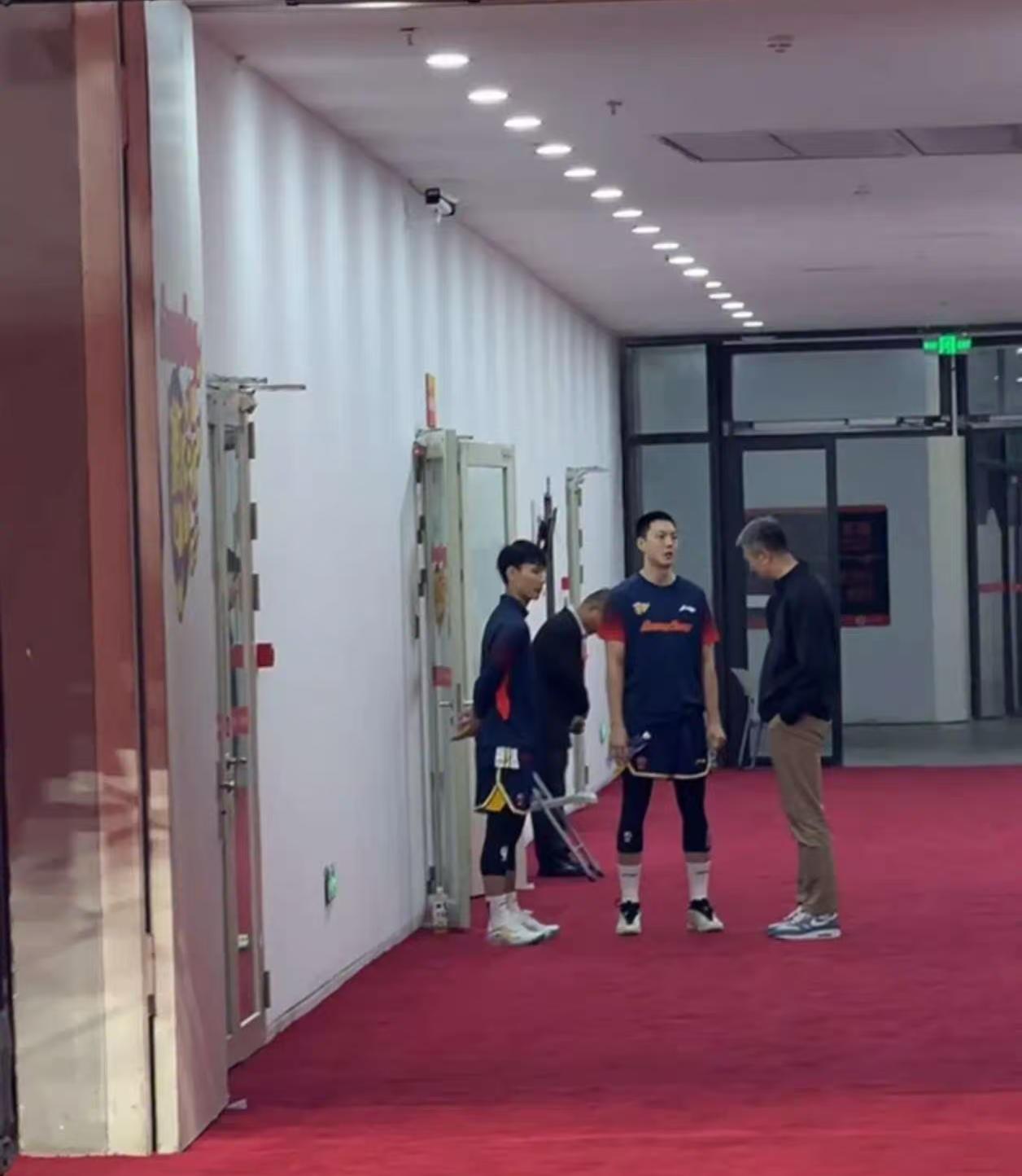 感觉郭士强指导应该真的是在广州市南沙区那边定居了，他已经是连续两场比赛都去到广东