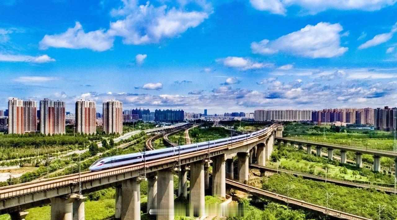 铁路,早安 晨光唤醒梦想，祥云装点厅堂。早安~ 
