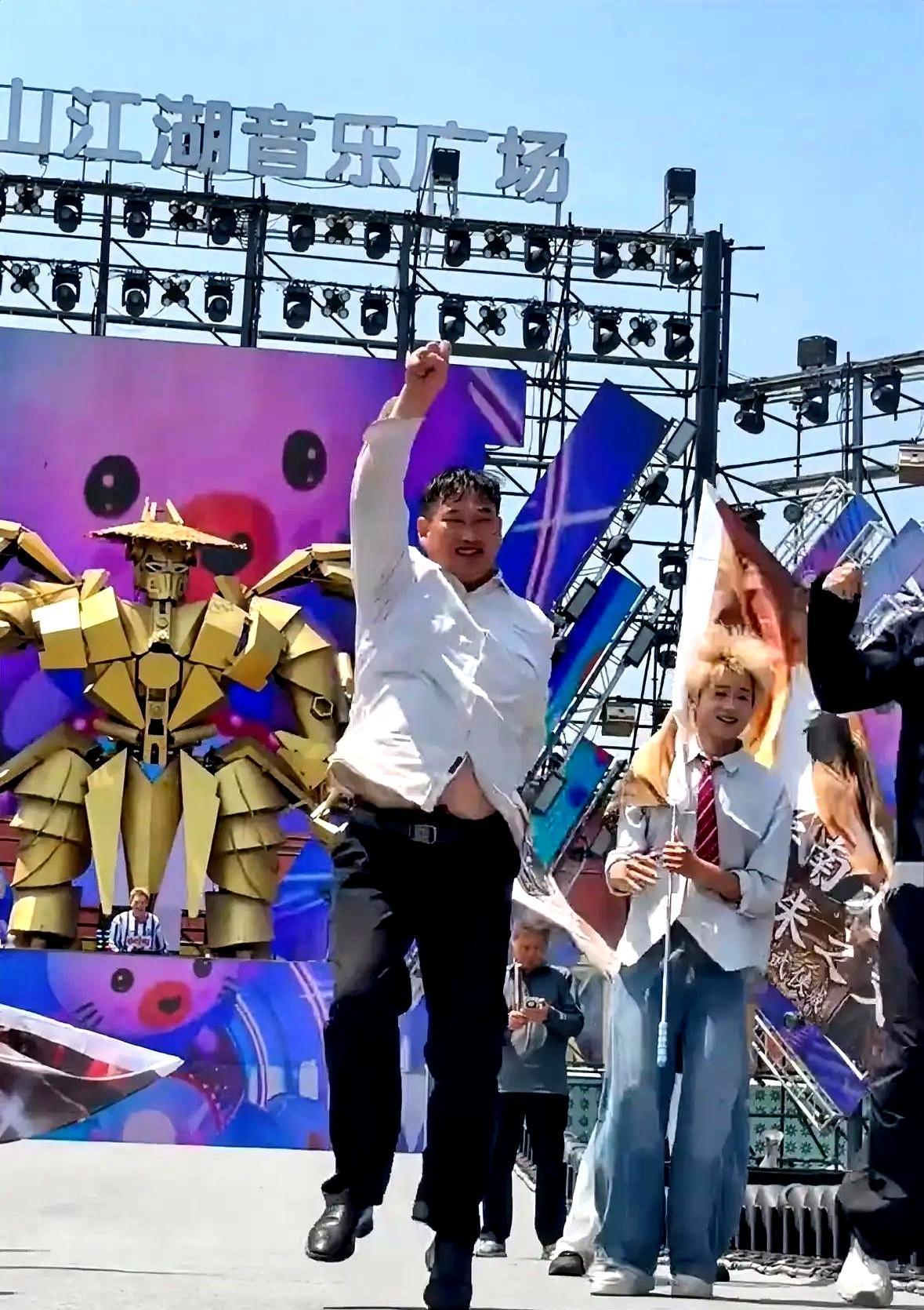 5月4日，朱之文到了开封万岁山，晚上要上台唱歌，结果白天先老老实实跟着男团跳了一