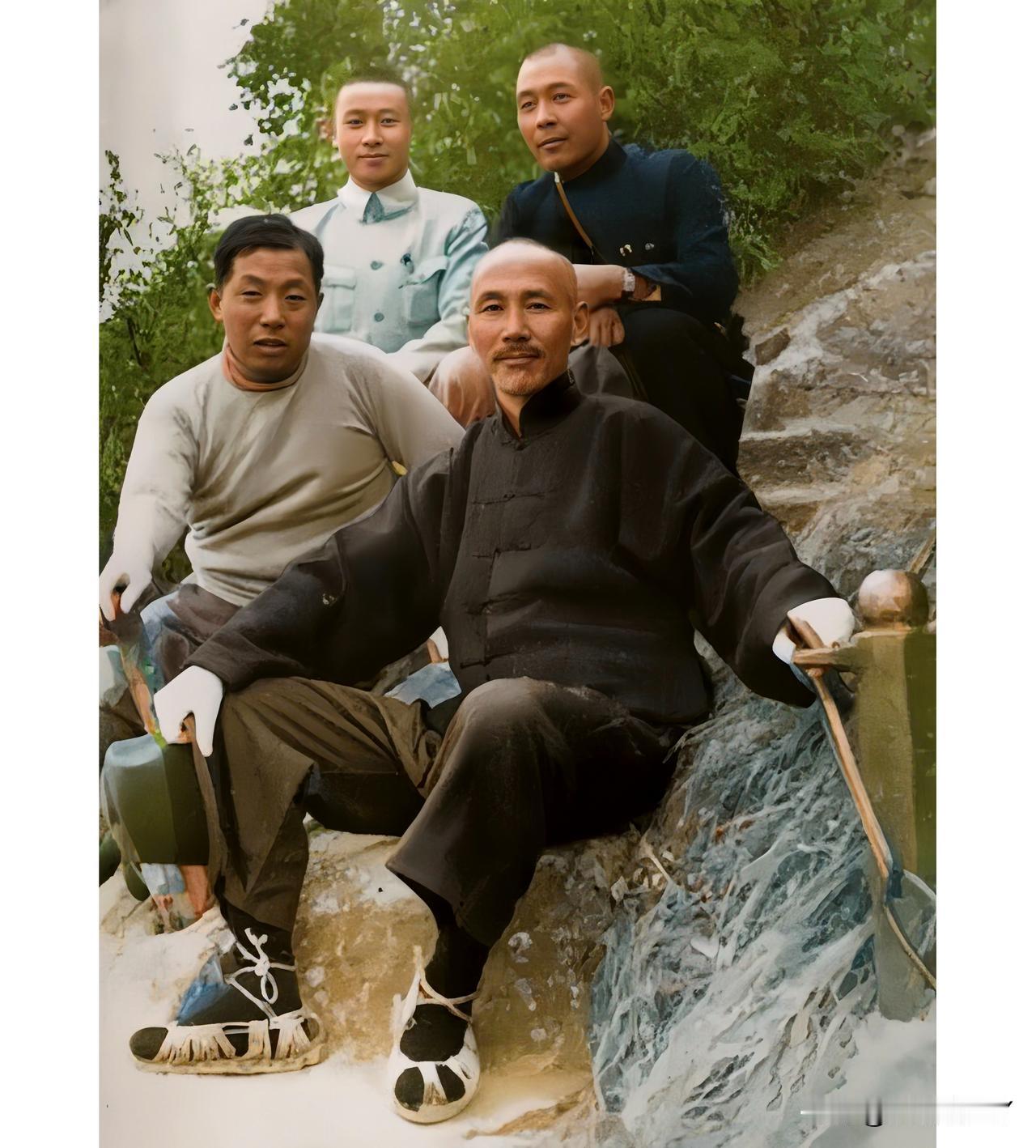这是西安事变前夕张学良等人陪同蒋中正爬山时留下的一张老照片，大家都好好的看一下吧