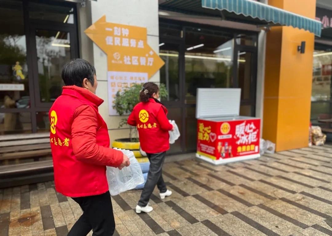 【铅山暖心工会驿站服务升级啦】

“以前送外卖跑单，忙起来根本顾不上买水喝。现在