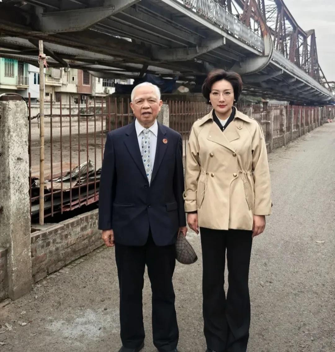 刘滨与抗美援越老兵合影，刘滨军姿站立，这是对老兵的敬重。

这个画面是去年拍摄的