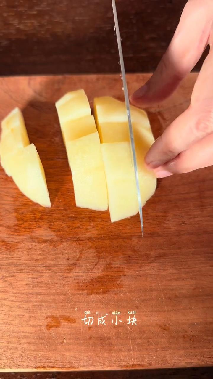 一到秋季就皮肤干燥、喉咙干痒的姐妹一定要多喝银耳雪梨羹。
·雪梨削皮去核，切成小