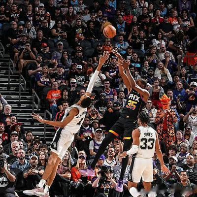 38分10篮板2助攻2帽，文班这是正式宣告自己抢占NBA山头啊。

连续两场赢下