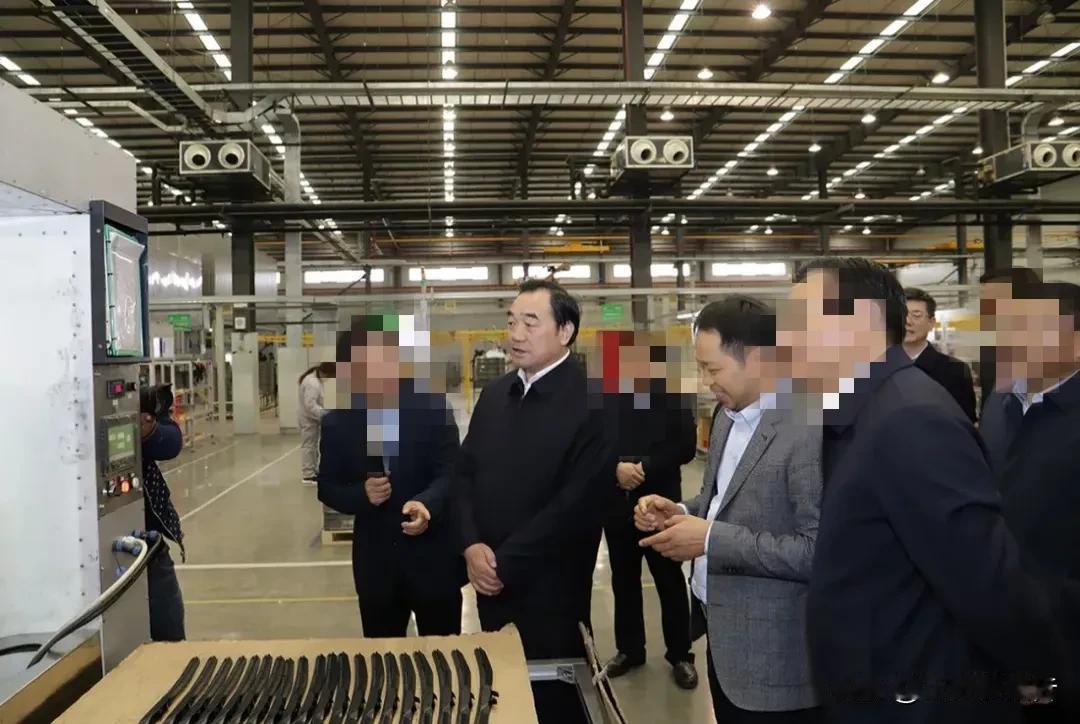官员落马在执纪严格的今天不算稀奇事即使退休多年的也有不少被“算旧账”的 。中秋节