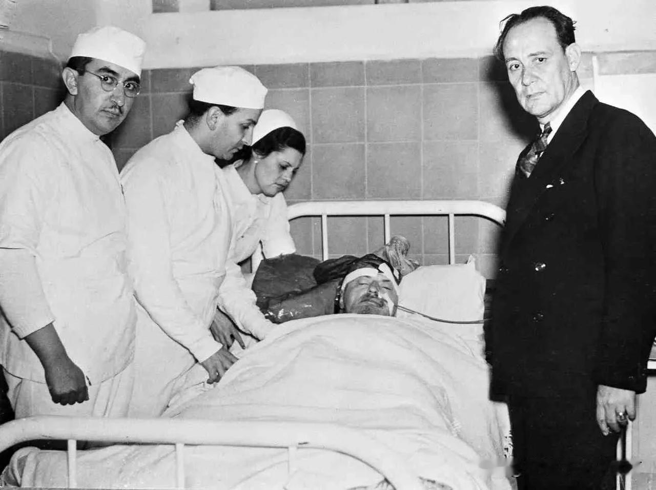 1940年8月20日，苏联政治家托洛茨基在墨西哥寓所被西班牙裔“作家”拉蒙·麦卡