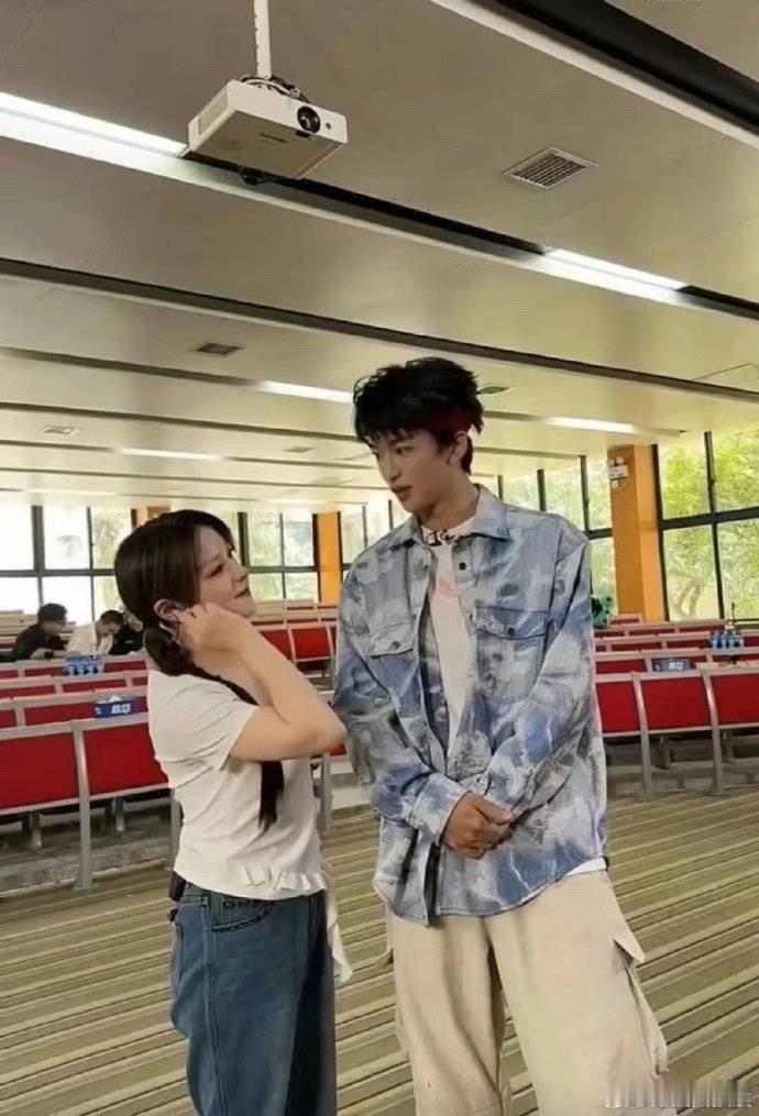 #黄子弘凡[超话]##黄子弘凡在张大大直播间首唱新歌#这究竟是谁想出来的主意？我