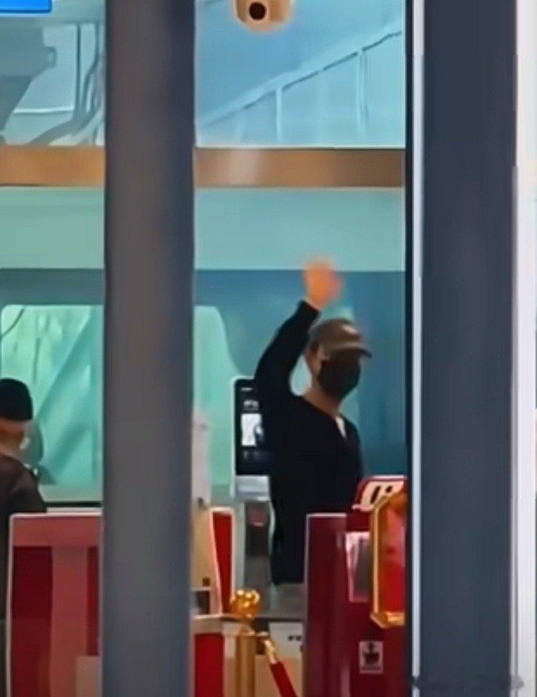 明星参加尖叫之夜路透明星出发参加尖叫之夜路透 李现！！！！ 