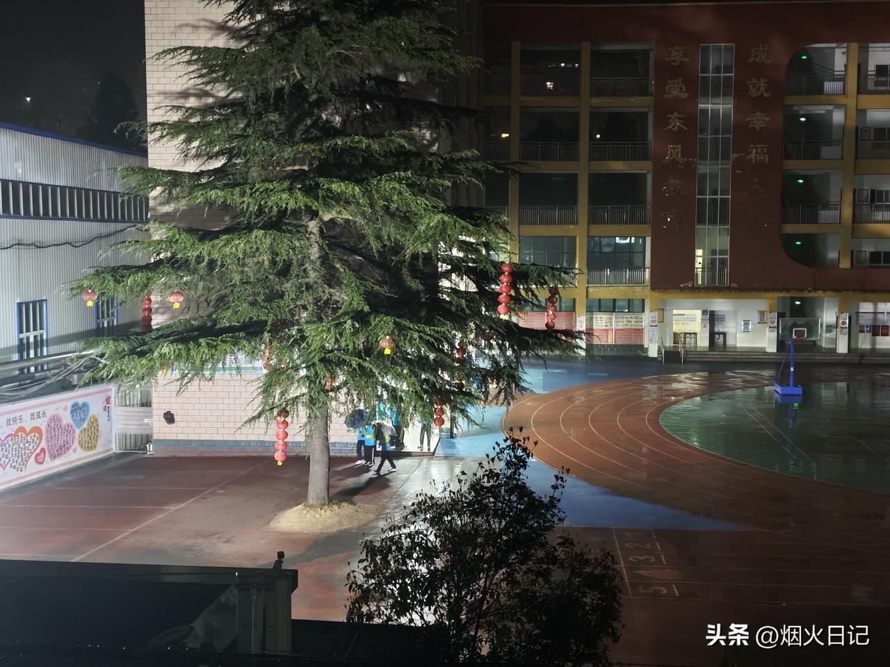 谁能告诉我：养一个孩子到大学毕业，15万到底够不够？

曾经有人算过一笔账，一个