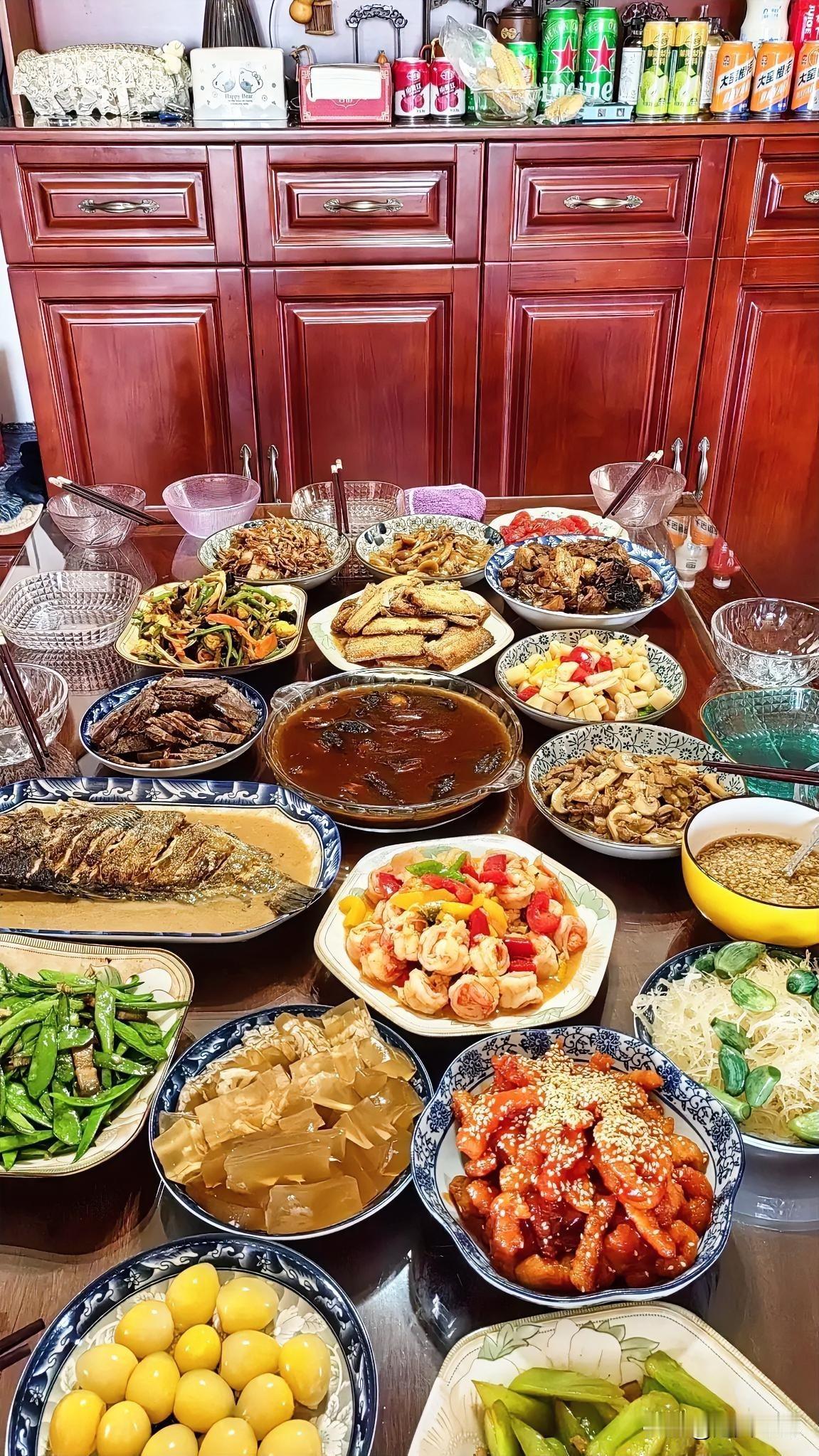 瑞马奔腾送吉祥，
欢欢喜喜过大年。

晒晒我家年夜饭，
家人围坐看春晚。