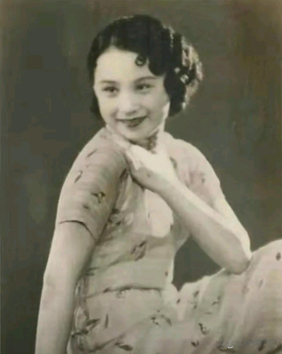 1937年，著名影星陈燕燕去闺蜜童月娟的家中做客，聊的口渴就顺手把桌上茶杯里的水