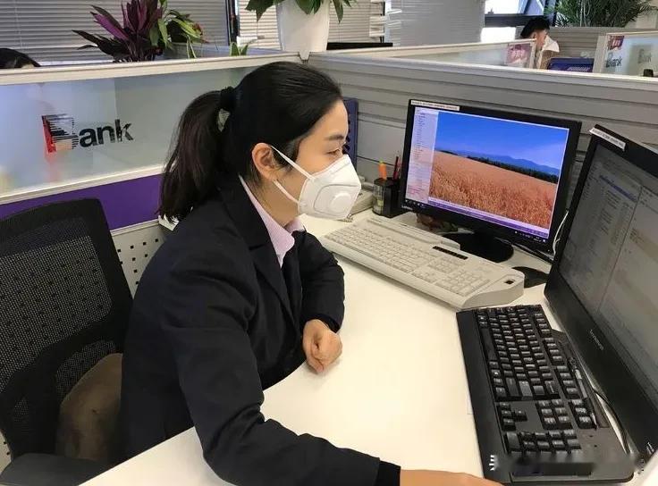 我曾经以为在银行工作会很舒适，直到我娶了一个银行女性作为妻子，才发现其实他们的工