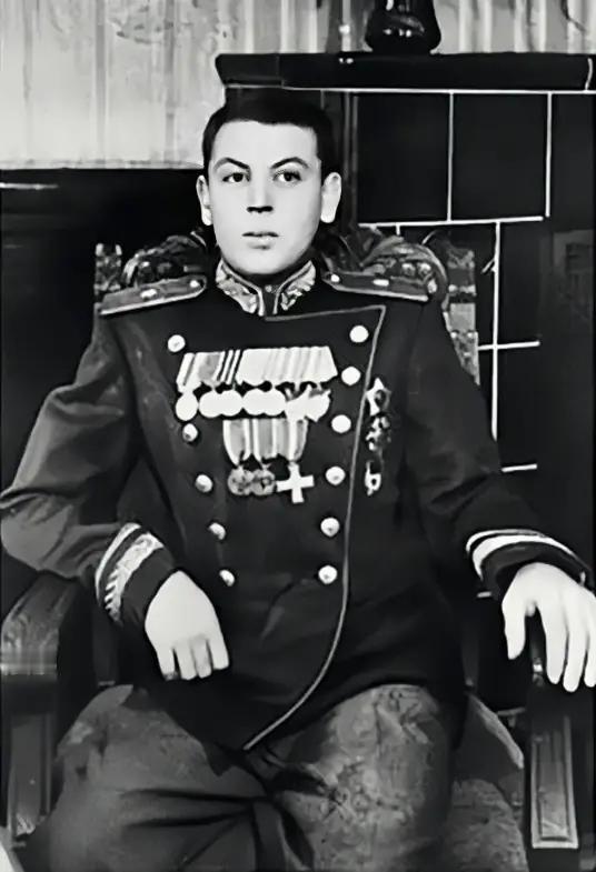 1953年斯大林逝世，不到两个月，他的亲儿子瓦西里就被投进大牢，这位曾经的莫斯科