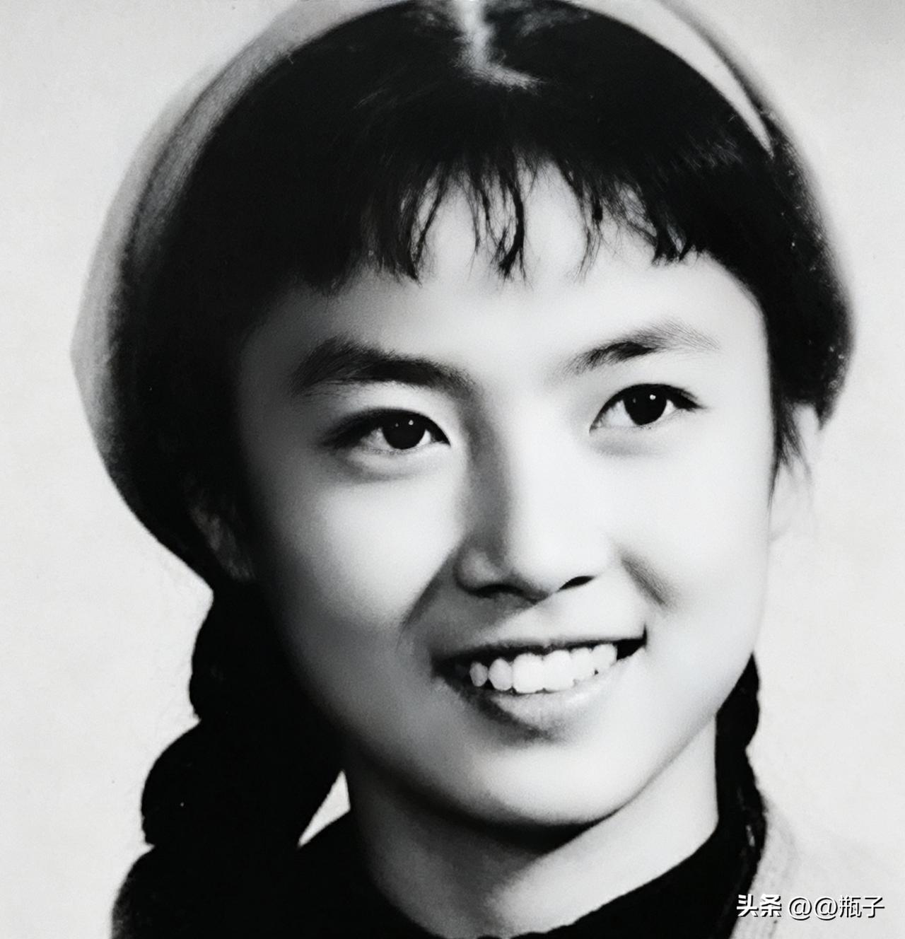 谁能想到当年“选美第一”的张宁，如今会胖的认不出原来的模样了。
她10岁进入南京
