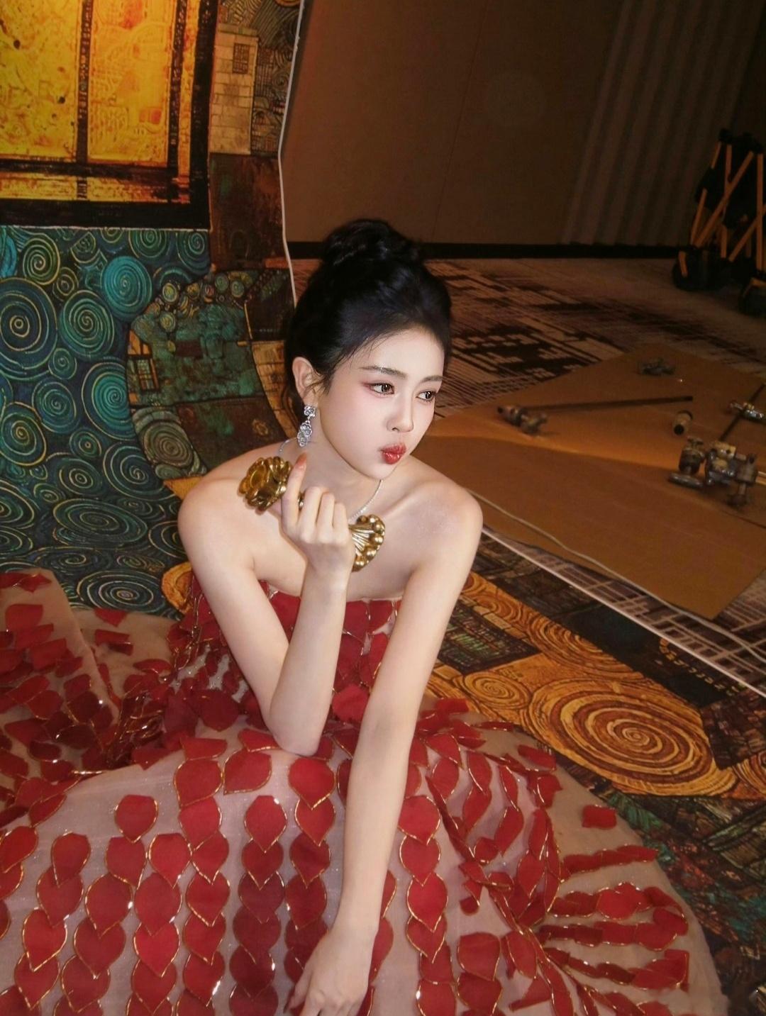 白鹿红皇后白鹿芭莎之夜红毯杀疯了😭Phan Huy高定红裙，立体红心盘满裙身?