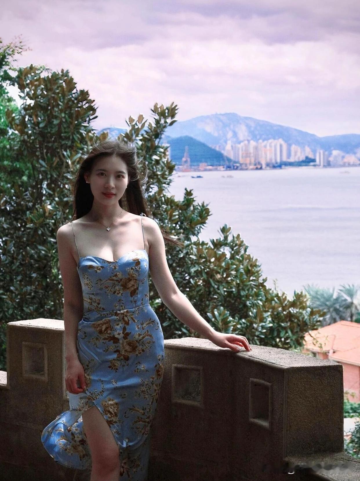 女孩子怎么穿搭既时尚又好看? 复古风穿搭 长裙与石阶的完美结合，优雅而迷人。
