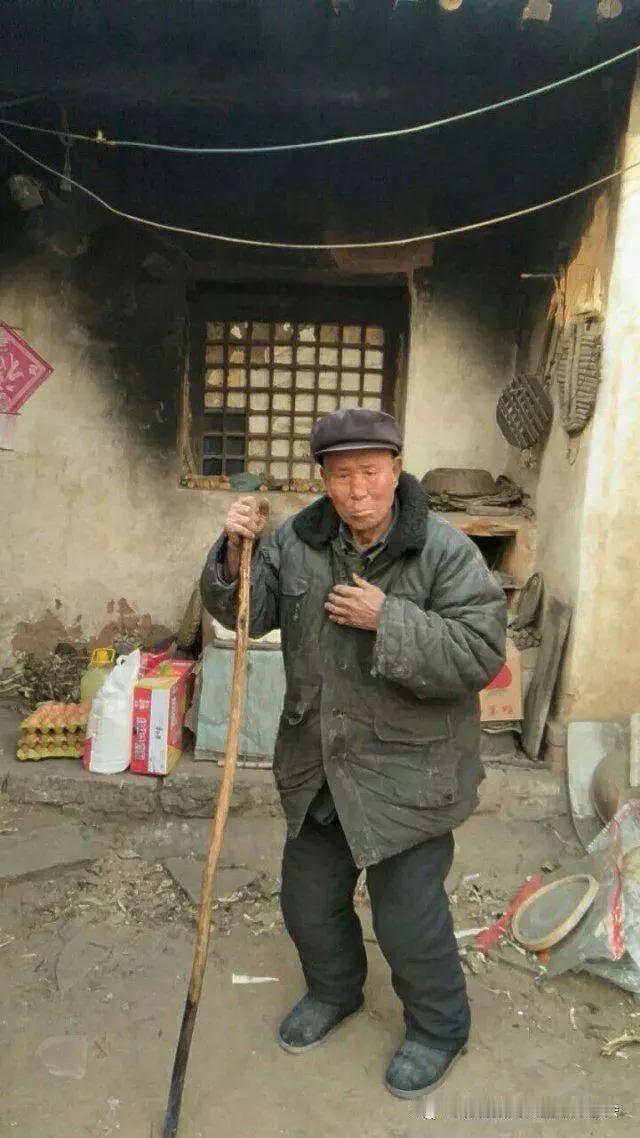 我的老丈人为了多活几年，不停地折腾、折磨儿女。在我心中，他就是一个不合格的老人，