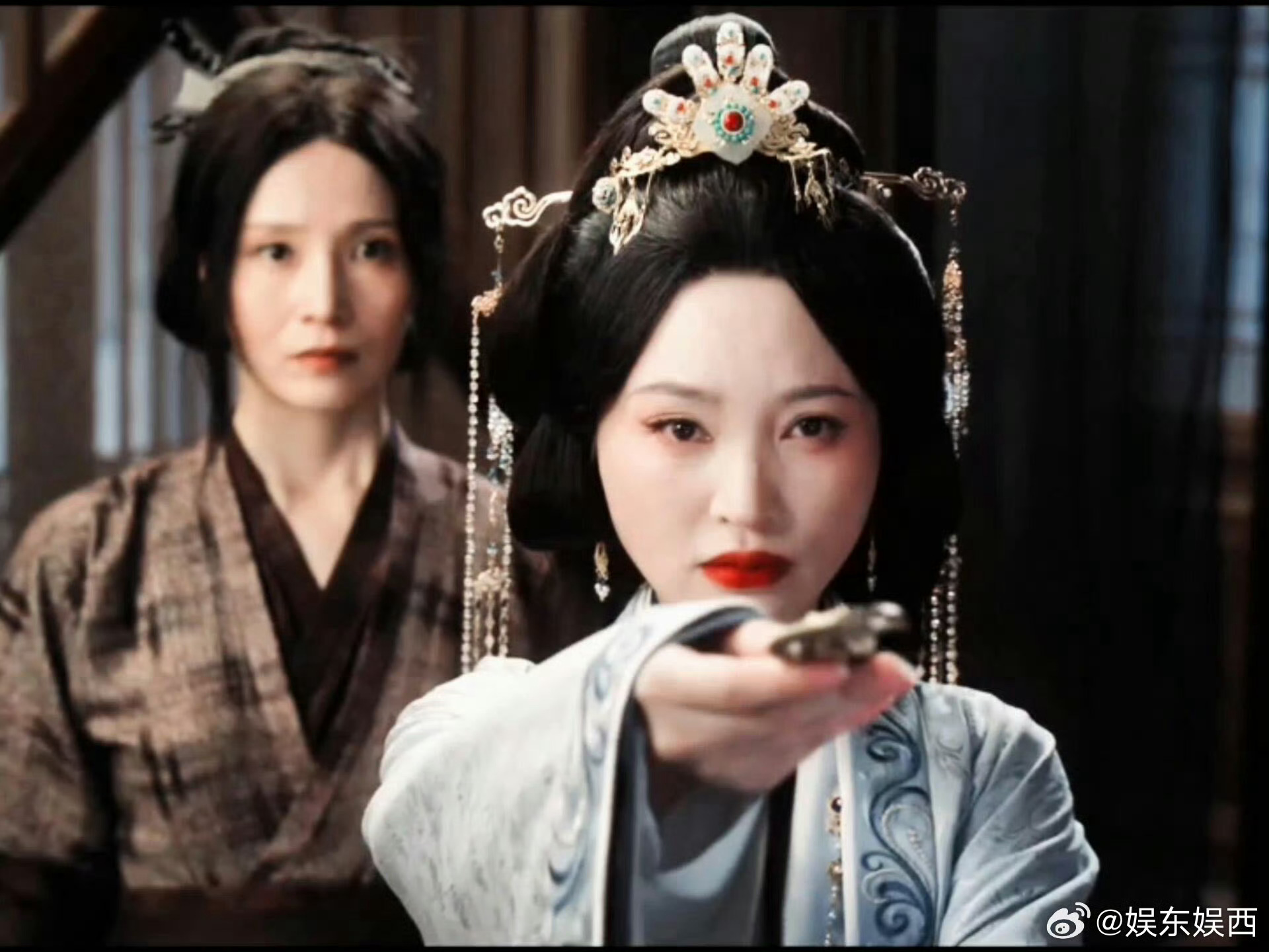 金莎艾米新剧强母无弱女选角被网友夸赞是神来之笔，两人年轻时样貌高度重合，戏里是并