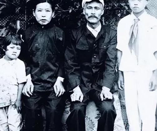 1945年，中国夫妇收养了4岁的日本弃婴，顶着辱骂，将其抚养长大。40年后弃婴回