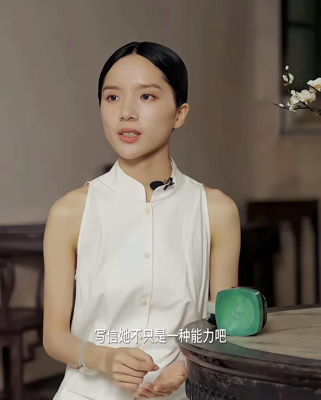 李思潼贴头皮发型暴露了短板，她额头宽骨相一般，感觉蛮吃妆造的，希望团队能在这方面