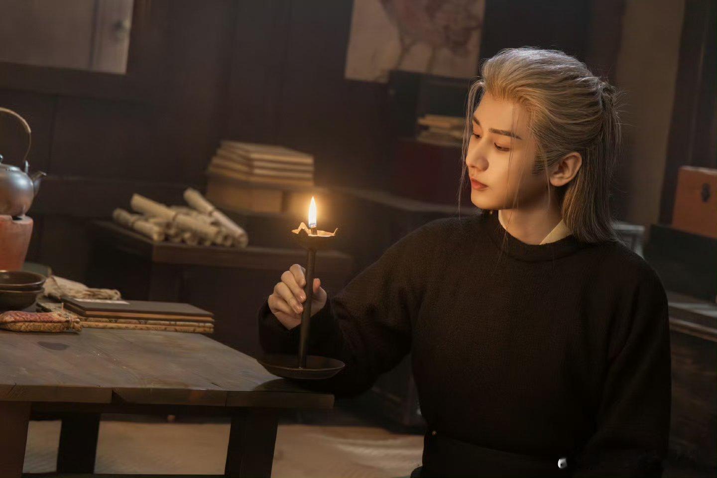 成毅用袖子为徐璐挡雨戏里戏外都是温柔暖心的哥哥 