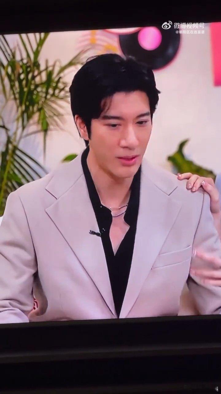 王力宏单手徒手摘隐形眼镜 建议开个摘隐形教学班！就用西装口袋当教材 ​​​