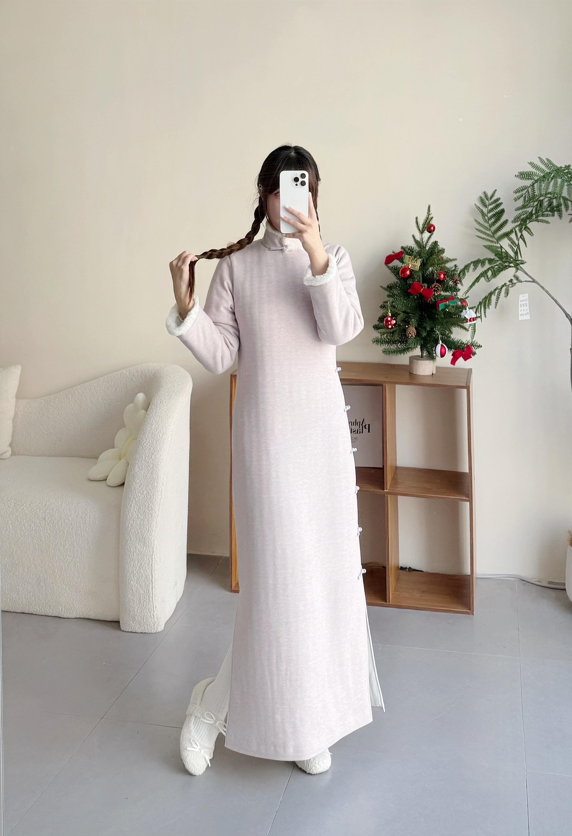 粉粉糯糯的夹棉旗袍。